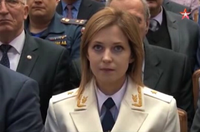 Theo trang mạng Sina, hôm 12/1 (giờ địa phương),  nữ  công tố viên Crimea Natalia Poklonskaya lần đầu tiên xuất hiện trước công chúng trong bộ đồng phục ngành màu trắng nhân dịp kỉ niệm Ngày Công tố viên.